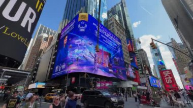 NEW YORK, ABD - 15 AĞUSTOS 2024: Times Meydanı 'nın canlı ve hareketli bir görüntüsü, çevresindeki ikonik reklam panolarını ve dinamik şehir yaşamını gözler önüne seriyor