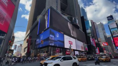 NEW YORK, ABD - 15 AĞUSTOS 2024: Times Meydanı 'nın canlı ve hareketli bir görüntüsü, çevresindeki ikonik reklam panolarını ve dinamik şehir yaşamını gözler önüne seriyor