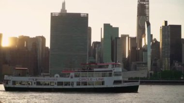 NEW YORK, ABD - 22 Nisan 2024: Günbatımında NYCs ufuk çizgisinde yelken açan çarpıcı bir resim, şehir manzarası ve deniz manzarası için güzel bir manzara sunuyor. Bu bir...