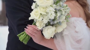 Resmedilmeye değer bir kış düğün sahnesi aşkın ve sofistike bir gelinin ve damadın özünü yakalar. Şık bir buketle, mevsimin güzellikleriyle çevrili özel günlerini kutlarlar.