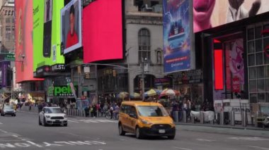 NEW YORK, ABD - New York 'ta 10 Nisan 2024: Times Meydanı hareketli bir şehir merkezidir. Canlı reklam panoları, enerjik kalabalıklar, şehrin dinamik atmosferini sergiler. Burası eğlence ve turizmin en gözde mekanı.