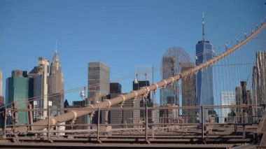 Manhattan siluetinin olduğu Brooklyn Köprüsü manzarası New York 'un çeşitli kentsel manzarasını ve mimari güzelliğini mükemmel bir şekilde temsil eden açık bir günde büyüleyici bir manzara yaratıyor.
