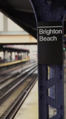 Brighton Sahili istasyonunu gösteren bir tabela, New York 'ta canlı ve canlı bir istikamet.