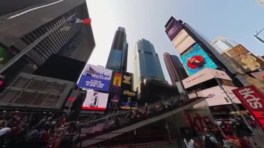 NEW YORK, ABD - 7 Temmuz 2024: Büyüleyici bir borç görünümü Times Meydanları 'nın yükselen yapıları ve parlak reklam panoları
