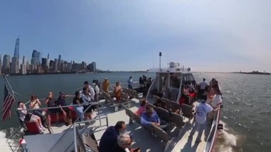 NEW YORK, ABD - 7 Temmuz 2024 New York, Hudson Nehri 'nin güneşli bir gününde çarpıcı gökyüzü ve manzaralı rıhtımı gösteren canlı ve heyecan verici bir tekne gezisi.