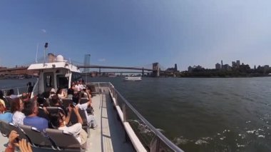 NEW YORK, ABD - 7 Temmuz 2024 New York, Hudson Nehri 'nin güneşli bir gününde çarpıcı gökyüzü ve manzaralı rıhtımı gösteren canlı ve heyecan verici bir tekne gezisi.