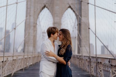 Sevgi dolu bir çift, Brooklyn Köprüsü 'nde romantik bir anı paylaşıyor. Olağanüstü bağlarını yakalıyorlar.