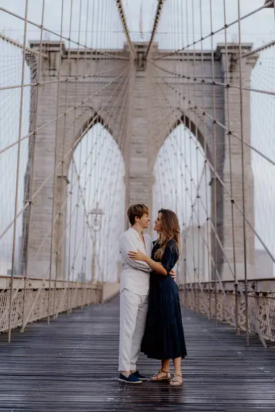 Sevgi dolu bir çift, Brooklyn Köprüsü 'nde romantik bir anı paylaşıyor. Olağanüstü bağlarını yakalıyorlar.