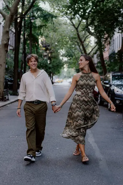 Bir çift hareketli şehirde gezintiden zevk alır, mutluluk anı yakalar ve derin bir bağ kurar