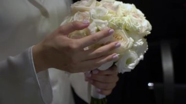 Tamamen beyaz çiçeklerden oluşan güzel bir buket düğünler ve romantik etkinlikler için mükemmeldir.