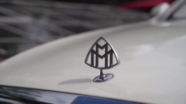 SaINT-PETERSBURG, RUSSIA - 2 Temmuz 2024: Lüks bir araba ambleminin hem zarafet hem de sınıf otomotiv tasarımını sembolize eden yakın görüntüsü. Mercedes Maybach.