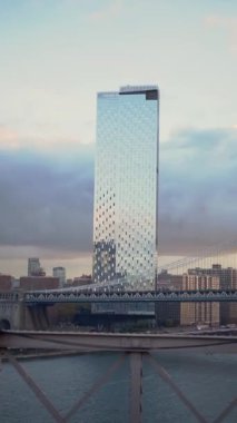 New York 'ta dramatik bulutlar tarafından çerçevelenmiş muhteşem Manhattan Köprüsü' nü yakalayan nefes kesici ve çarpıcı bir gün batımı manzarası..