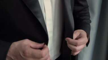 Klasik smokinli şık ve sofistike bir beyefendi zarif bir resmi etkinliğe titizlikle hazırlanır.