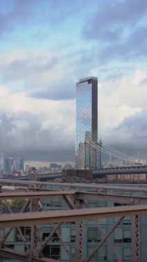 New York 'ta dramatik bulutlar tarafından çerçevelenmiş muhteşem Manhattan Köprüsü' nü yakalayan nefes kesici ve çarpıcı bir gün batımı manzarası..