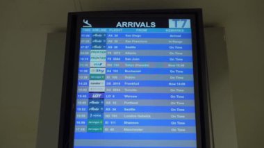 NEW YORK, ABD - 19 Mayıs 2024: Zaman ve istikametler de dahil olmak üzere, uçuşlar hakkındaki gerçek zamanlı güncellemeleri gösteren büyük bir havaalanı ekran paneli