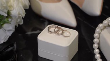 Şık ve zarif beyaz gelinlik aksesuarları, örneğin ayakkabılar, güzel yüzükler ve düğün için büyüleyici buketler.