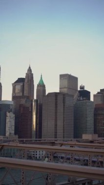 Günbatımında modern mimari ve yüksek gökdelenlerin yer aldığı çarpıcı bir şehir silueti manzarası. New York, Manhattan şehir merkezi..