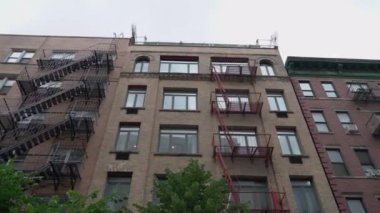 Şehir merkezindeki yemyeşil yeşillikle iç içe geçmiş klasik mimariyi gösteren büyüleyici bir şehir manzarası.