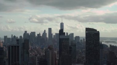 Kasvetli ve bulutlu bir gökdelen altında yükselen gökdelenlerle dolu bir şehir siluetinin nefes kesici manzarası. New York Manhattan.
