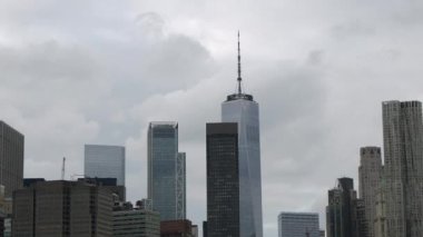 New York şehrinde bulutlu bir gökyüzüne karşı dimdik duran etkileyici bir Dünya Ticaret Merkezi manzarası nefes kesici.