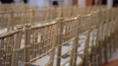 Zarif ve şık Chiavari sandalyeleri etkinliğin sofistike atmosferini geliştirmek için titizlikle düzenlenmiştir.