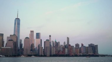 New York gökdelenlerinin ılık alacakaranlıktan yansıdığı nefes kesici gökdelenleri yakalayın.