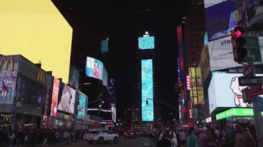NEW YORK, ABD - 19 Mayıs 2024: Times Meydanı 'nın büyüleyici bir akşam manzarası, aydınlık reklam panolarının yanı sıra kalabalık