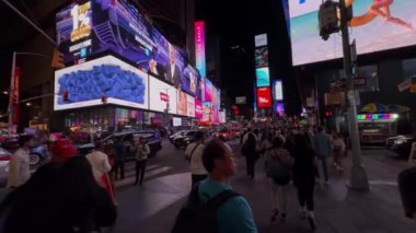 NEW YORK, ABD - 17 Mayıs 2024: Times Meydanı 'ndaki canlı bir sahne elektrik enerjisini, göz kamaştırıcı ışıkları ve geceleri hareketli kalabalığı gösteriyor