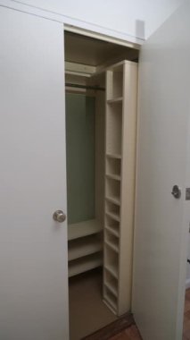Her ihtiyaç için yenilikçi raflar ve etkili depolama çözümleri sunan güzel organize edilmiş bir dolap.
