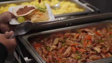 Çeşitli lezzetli kahvaltılık yiyeceklerin canlı ve renkli bir gösterisi. Taco ve çırpılmış yumurta da dahil.