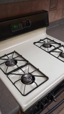 Bu temiz ve yüksek verimli bir gaz sobası. Yemek pişirmek için dört tane çok yönlü ocakla donatılmış.
