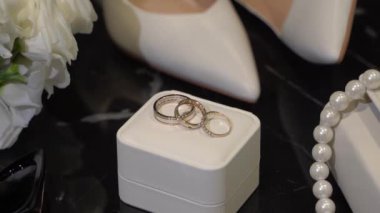 Şık ve zarif beyaz gelinlik aksesuarları, örneğin ayakkabılar, güzel yüzükler ve düğün için büyüleyici buketler.