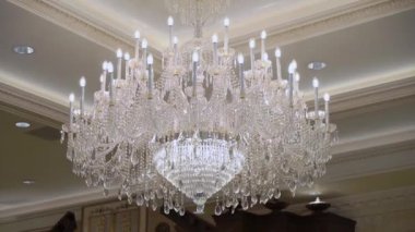 Nefes kesici bir kristal avize, her türlü lüks ve lüks uzayın güzelliğini önemli ölçüde arttırır.