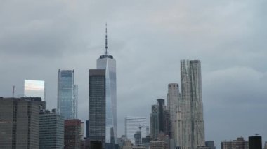 New York şehrinde bulutlu bir gökyüzüne karşı dimdik duran etkileyici bir Dünya Ticaret Merkezi manzarası nefes kesici.