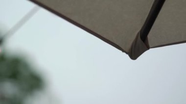 Cama düşen yağmurun rahatlatıcı görüntüsü sanatsal çizgilerle dolu barışçıl bir atmosfer yaratıyor.