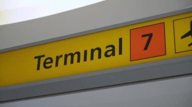 Gezici medya ve havaalanı görsellerinde kullanılmak için ideal olan Terminal 7 işaretinin iyi tanımlanmış ve net bir görünümü