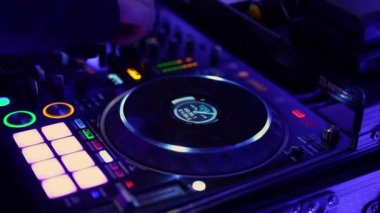 NEW YORK, ABD - 9 Mayıs 2024: Canlı bir karıştırma konsoluna bir DJ 'in elleri yakın plan, renkli düğmeler ve turntable' lar, müzik ve gece hayatı temaları için mükemmel