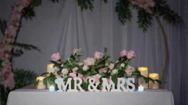 Zarif pembe ve beyaz güllerle çevrili büyüleyici Bay Bayan işareti, her romantik düğün için mükemmel bir gösteri yaratıyor ve kalbi gerçekten büyülüyor.