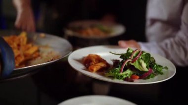 Canlı makarna, çıtır salata ve baştan çıkarıcı yanlarıyla güzel bir tabak yemek, her şeyi tatmin eden unutulmaz bir akşam yemeği deneyimi için bir araya getirilmiş, enfes mutfak icatları sunuluyor.