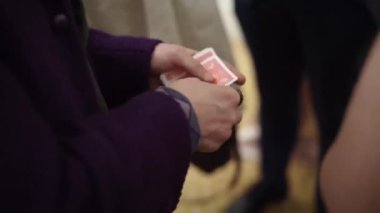 Yetenekli bir sihirbaz zarif giyimli bir seyirci için kart numaraları yapar ve sofistike bir etkinliğe sihir katar. Eğlence, sihir ve üst sınıf toplantılar için mükemmel bir tema..