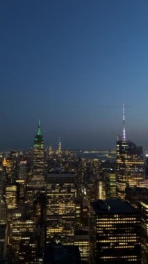 New York şehrinin ufuk çizgisi alacakaranlıkta nefes kesici bir manzara, Empire State Binası ve aydınlık gökdelenler, bu hareketli metropolün canlı özünü gözler önüne seriyor.