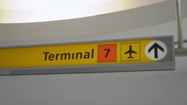 Gezici medya ve havaalanı görsellerinde kullanılmak için ideal olan Terminal 7 işaretinin iyi tanımlanmış ve net bir görünümü