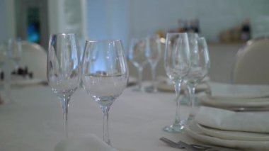 Mükemmel düzenlenmiş bir yemek masası. Göz kamaştırıcı cam süsler sergiliyor. Resmi etkinlikler için mükemmel.