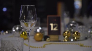 Kaliteli bir deneyim için kristal bardaklar ve hafif ışıklandırma içeren nefis bir yemek düzenlemesi..