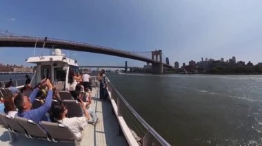 NEW YORK, ABD - 7 Temmuz 2024 New York, Hudson Nehri 'nin güneşli bir gününde çarpıcı gökyüzü ve manzaralı rıhtımı gösteren canlı ve heyecan verici bir tekne gezisi.