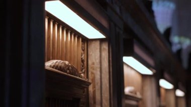 Çok güzel aydınlatılmış ahşap bir pencere, zarif işçilikler sergiliyor, geceleri klasik mimarinin altını çiziyor.