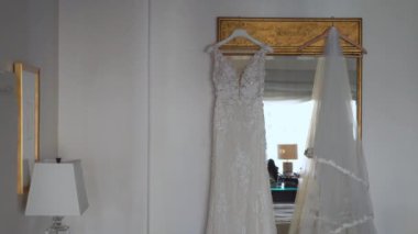 Büyüleyici bir gelinlik ve güzel hazırlanmış duvak gelin güzelliğini yakalıyor ve gün için mükemmel bir açıklama yapıyor.