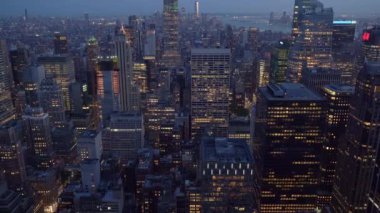 NEW YORK, ABD - 10 Mayıs 2024: Akşamları çarpıcı New York şehrinin siluetine bakın. Empire State Binası ve göz kamaştırıcı ışıklar görkemli bir şehir manzarası yaratır..