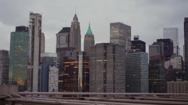Nefes kesen bir şehir silueti dramatik, bulutlu bir arkaplan karşısında modern mimari tasarımlar sergiliyor. New York, Manhattan şehir merkezi..