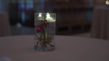 Şık ve zarif bir ortamda doğal aksanla karışık mumlar sergilenen sakin bir süs.